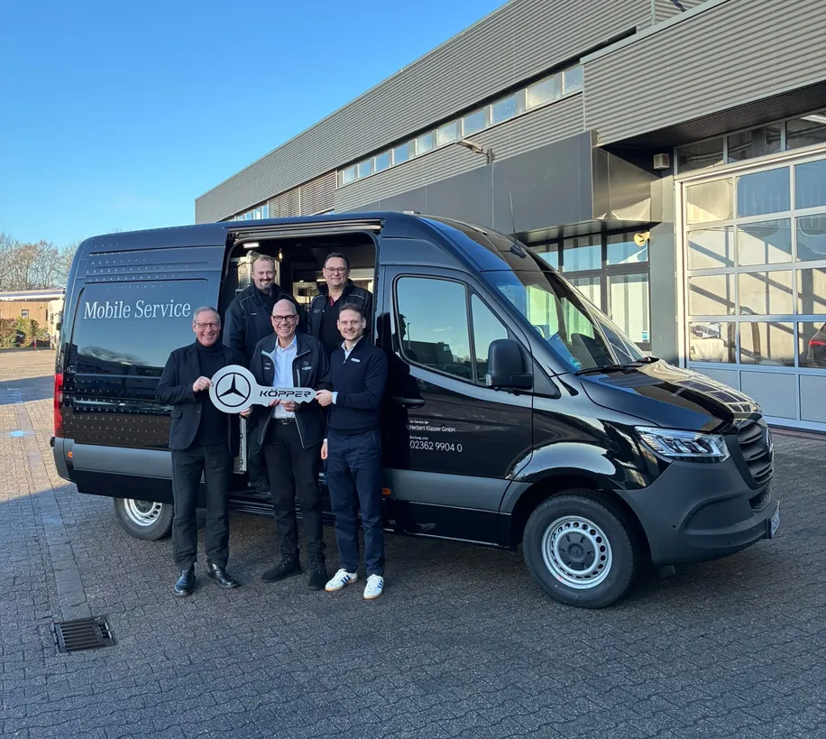 Das Team vom mobilen Service vor einem Transporter